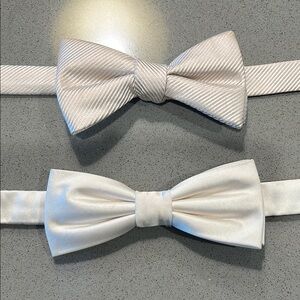 Geoffrey Beene & George Cream Bow Tie Set